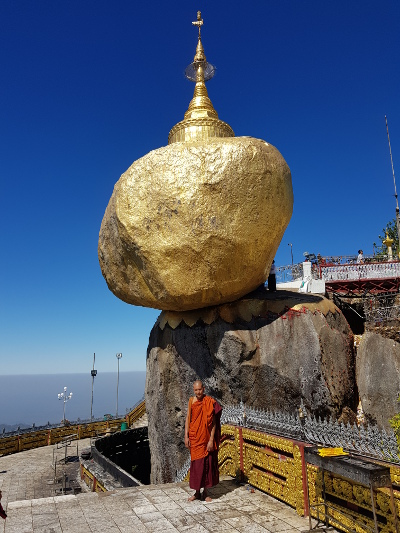 Mönch Selfie Transporter am Goldenen Felsen von Kyaikhtiyo